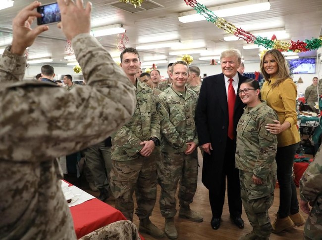 Banyak yang menyebut Melania salah kostum. Belum pernah saya melihat hal terbodoh dari penampilan Melania dengan sepasang boots Timberland, tulis @riverjordan19. (Foto: Reuters)