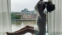 Menikmati pemandangan kota London di pagi hari paling enak ditemani dengan secangkir teh hangat. Foto: Instagram@haileesteinfeld