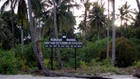 Ketika tsunami menerjang Aceh, warga Pulau Banyak menemukan mayat yang hanyut dari Aceh Barat. Jenazah-jenazah itu dikumpulkan selama 21 hari dengan jumlah mencapai 97 mayat. Masyarakat kemudian berinisiatif menjadikan Pulau Baguk sebagai tempat mengubur jenazah tanpa identitas itu. (dok. Istimewa)