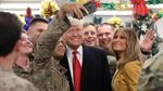 Selfie dan Tanda Tangan Warnai Kunjungan Trump ke Irak