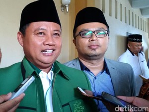 Wagub Jabar Uu Persilakan Warga Bahas Politik di Masjid