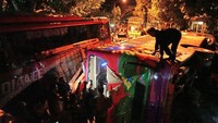 Akibat peristiwa tersebut jalur pantura menuju Pelabuhan Ketapang macet total, hingga Kamis (27/12) pukul 04.00 WIB masih belum bisa dilalui kendaraan roda empat maupun roda dua. ANTARA FOTO/Budi Candra Setya.
