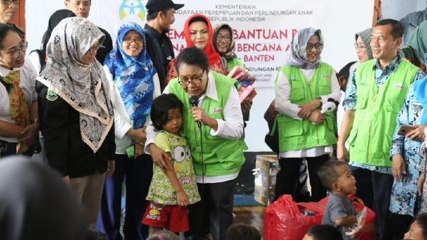 Menteri Yohana Kunjungi Anak dan Perempuan Korban Tsunami Banten