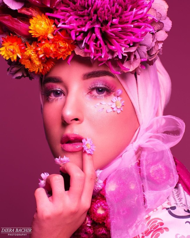 Tasya juga melakukan pemotretan bersama fotografer populer Diera Bachir. Mengangkat tema floral, penampilan Tasya Farasya semakin memesona. Foto: Diera Bachir