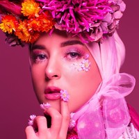 Tasya juga melakukan pemotretan bersama fotografer populer Diera Bachir. Mengangkat tema floral, penampilan Tasya Farasya semakin memesona. Foto: Diera Bachir