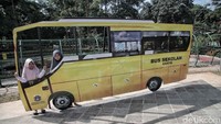 Sebuah ornamen bus sengaja dibuat untuk sesi foto.