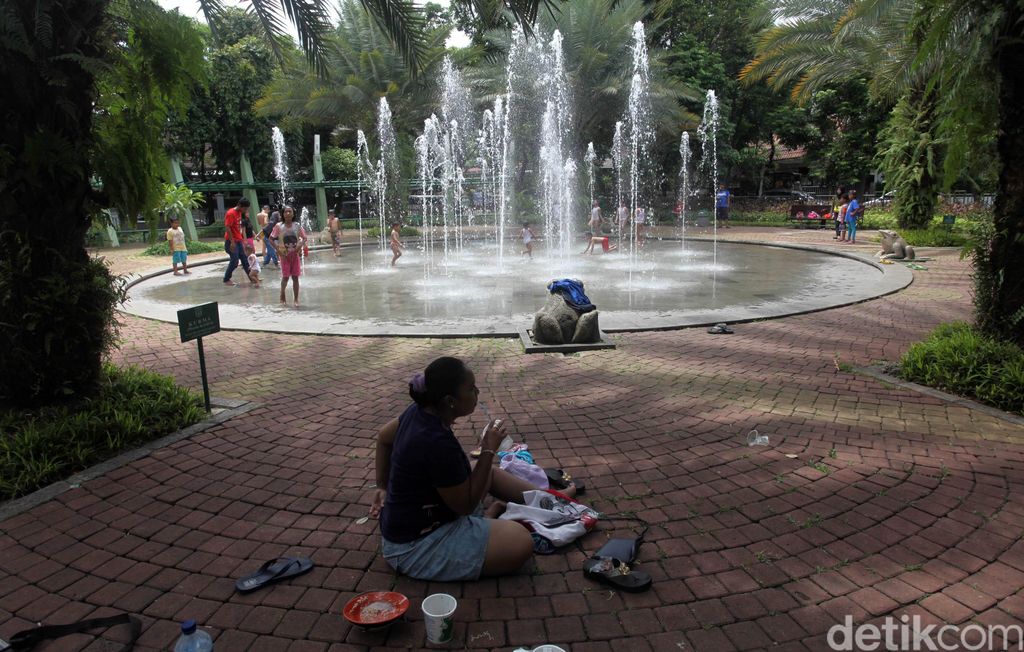 Sejumlah anak bermain di air mancur Taman Menteng, Jakarta Pusat, Kamis (27/12/2019). Anak anak ini dalam rangka mengisi hari libur sekolahnya.