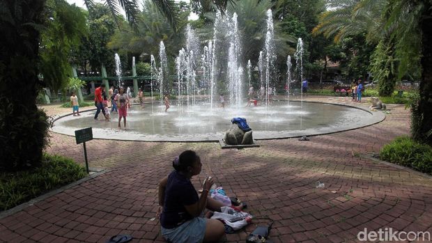 Sejumlah anak bermain di air mancur Taman Menteng, Jakarta Pusat, Kamis (27/12/2019). Anak anak ini dalam rangka mengisi hari libur sekolahnya.