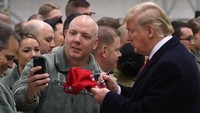 Tak hanya menjadi rebutan selfie para tentara, Trump pun nampak memberikan tanda tangannya selama kunjungan ke pangakalan udara al-Asad di sebelah barat ibu kota Baghdad, untuk bertemu tentara AS.