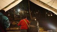 Dengan membawa perlengkapan camp, wisatawan dapat menikmati suasana rindang di bawah pohon pinus. (Uje Hartono/detikTravel)