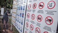 Tak hanya itu, taman juga dilengkapi dengan rambu-rambu lalu lintas.