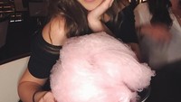 Tak hanya macarons, cotton candy pun masuk dalam daftar makanan manis kesukaannya. Wow! Foto: Instagram@haileesteinfeld