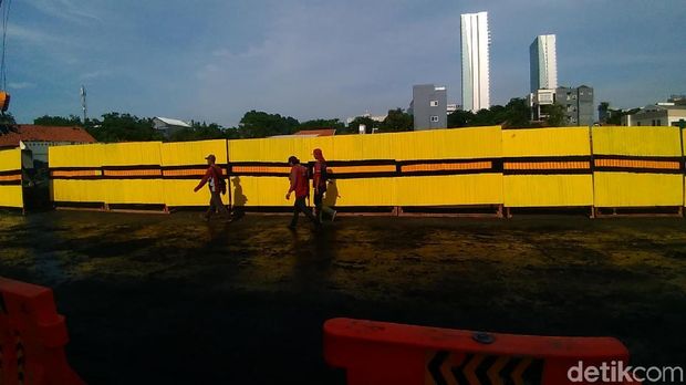 Lubang menganga area parkir RS Siloam ditutup seng/