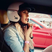 Dalam pemotretan dengan Vogue, ia berpose dengan Lamborghini Aventador. Ketika aku duduk di kursi pengemudi dan mendengar suara mesin, sesuatu berubah. Itu membuatku ingin menjadi agresif seperti mobil. Setelah masuk Gazelles, aku sadar ada banyak wanita yang merasa hal yang sama, katanya. Foto: Instagram