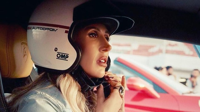 Dalam pemotretan dengan Vogue, ia berpose dengan Lamborghini Aventador. Ketika aku duduk di kursi pengemudi dan mendengar suara mesin, sesuatu berubah. Itu membuatku ingin menjadi agresif seperti mobil. Setelah masuk Gazelles, aku sadar ada banyak wanita yang merasa hal yang sama, katanya. Foto: Instagram