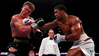 )Petinju asal Inggris, Anthony Joshua, mempertahankan empat sabuk gelar juara dunia WBA Super, IBF, WBO, dan IBO usai mengalahkan Alexander Povetkin di Wembley Stadium, 22 September. (Andrew Couldridge/Reuters