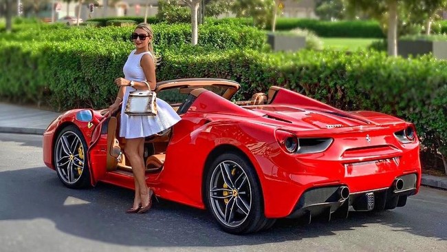 Komunitas Arabian Gazelles yang terdiri dari para wanita-wanita kaya ini biasa bertemu sebulan sekali. Tak seperti perkumpulan wanita lain yang hanya makan dan minum, komunitas ini tentunya suka berkendara. Ada banyak klub wanita lain di Dubai. Tapi kebanyakan, mereka hanya makan siang dan berbicara. Sejujurnya kami lelah makan siang dan mengeluh dan makan malam. Kami ingin aksi, kata Hanan. Foto: Instagram