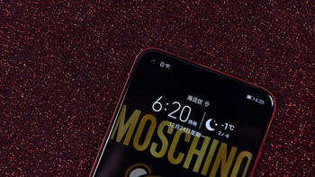 Hal tersebut dikarenakan penerapan kamera depan yang berada dalam layar. Foto: Sina Mobile