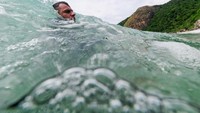 Berenang di tengah laut bisa menjadi tantangan bagi sebagian orang, apalagi dengan kondisi tubuh lumpuh. (Foto: Buda Mendes/Getty Images)