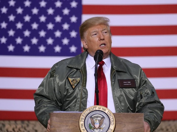Presiden AS Donald Trump bersama Melania Trump mengejutkan para tentara AS di Irak. Kedatangan Trump di malam Natal itu pun disambut meriah para tentara.