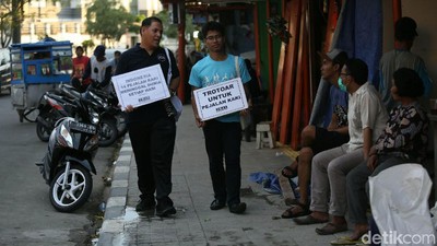 Aksi Susuri Trotoar Demi Kembalikan Fungsi Pedestrian