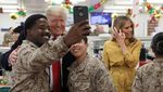 Selfie dan Tanda Tangan Warnai Kunjungan Trump ke Irak