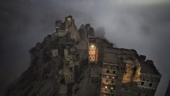 Foto penampakan sebuah kota di Gunung Haraz, Yaman yang dipotret oleh Matjaz Krivic dari Slovenia. Istimewa/Dok. Boredpanda.