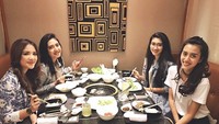 Cynthia juga sering sempatkan waktu ketemu dan makan bareng sahabat-sahabatnya. Kali ini BBQ Jepang jadi santapan pilihan mereka. Foto: Instagram cyncynwijaya