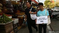 Mereka berjalan sambil membawa poster bertuliskan Dimana Trotoar Kita?.