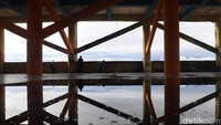 Shelter tsunami Labuan itu tidak dipergunakan warga dan kini kondisinya tidak terawat. ANTARA FOTO/Akbar Nugroho Gumay.