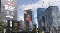 Reklame berbentuk billboard itu terletak di Jalan Jenderal Gatot Subroto Nomor 25 A, Jakarta. Segel Pemprov DKI berwarna oranye itu terpantau sudah ada sejak Kamis (27/12) kemarin. (Guruh Nuary/detikcom)