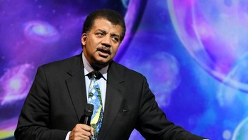 Kemudian, ada Neil deGrasse Tyson yang mengatakan bahwa para penganut teori Bumi datar kurang berpendidikan. Foto: Craig Barritt/Getty Images