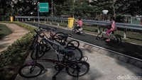 Taman edukasi ini pun dilengkapi tempar parkir sepada.