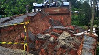 Pejabat daerah setempat pun telah datang untuk meninjau jalan yang ambles sekaligus menyelidiki penyebab amblesnya jalan tersebut.