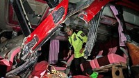 Petugas mengecek kondisi bus yang terlibat tabrakan di jalan raya Situbondo, Ketapang, Banyuwangi, Jawa Timur, Kamis, (27/12/2018). ANTARA FOTO/Budi Candra Setya.