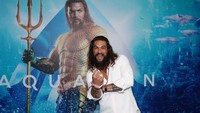Jason Momoa bersemangat saat melakukan promosi film yang dibintanginya. Foto: Chris Hyde/Getty Images