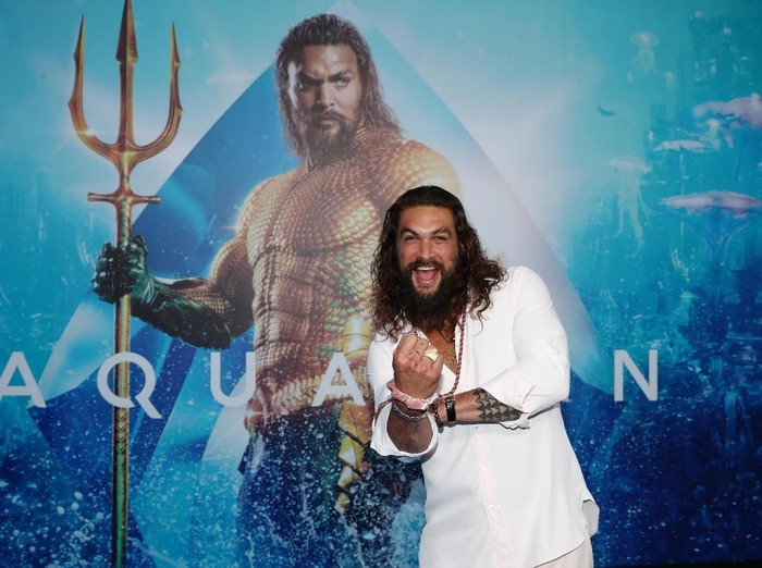 GOLD COAST, AUSTRALIA - DECEMBER 18: Jason Momoa poses with fans at the Australian premiere of Aquaman on December 18, 2018 in Gold Coast, Australia. (Photo by Chris Hyde/Getty Images)