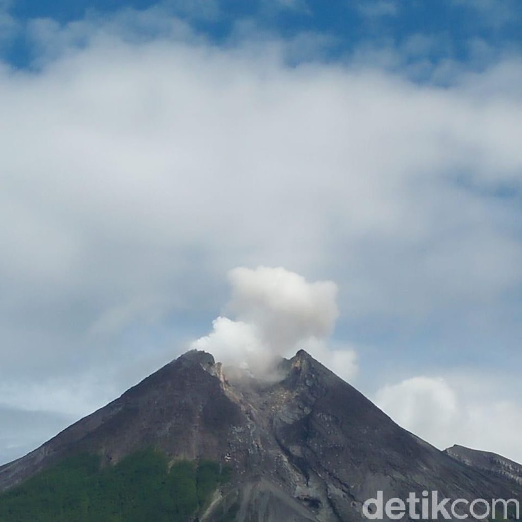 Gunung Merapi Gugurkan Lava Pijar 6 Kali Tadi Malam