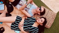 Amanda Manopo dan Chris Laurent memamerkan berbagai gaya, seperti salah satunya ketika keduanya mengambil angel foto dari atas. Foto: dok instagram