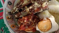Ada berbagai versi rasa kuahnya, ada yang sedikit manis, ada yang lebih gurih. Selain telor bebek rebus juga enak dimakan dengan telor asin. Foto : Instagram @brores