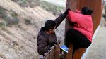 Imigran Honduras Susah Payah Lewati Tembok Perbatasan AS