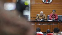 13 tersangka baru itu yakni Cornelis Buston Ketua DPRD, AR Syahbandar Wakil Ketua DPRD, Chumaidi Zaidi Wakil Ketua DPRD, Sufardi Nurzain pimpinan Fraksi Golkar, Cekman (pimpinan Fraksi Restorasi Nurani), Tadjudin Hasan (pimpinan Fraksi PKB), Parlagutan Nasution (pimpinan Fraksi PPP), Muhammadiyah (pimpinan Fraksi Gerindra), Zainal Abidin (Ketua Komisi III), Elhelwi (anggota DPRD), Gusrizal (anggota DPRD), Effendi Hatta (anggota DPRD), Jeo Fandy Yoesman (swasta).