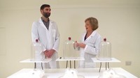 Untuk melihat bukti dampak vape (rokok elektrik) versus rokok biasa peneliti Dr Lion Shahab dan Dr Rosemary Leonard melakukan demonstrasi dengan bantuan alat, menyimulasikan paru-paru. (Foto: BBC/NHS Smokefree)