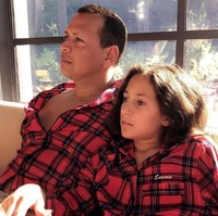 Uniknya lagi, masing-masing piama dibordir sesuai nama pemiliknya. Bordiran warna putih tersebut berada tepat di atas kantong atasan piama. Foto: Instagram/@jlo