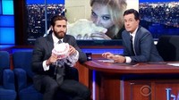 Diundang ke acara The Late Show, Jake malah pasang muka serius saat melihat Amy Schumer makan cake miliknya. Foto: Follow News