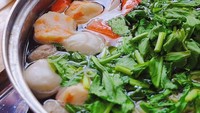 Masakan ala China ini termasuk sajian yang sehat. Pemilik akun Instagram bernama @frismana mengunggah foto steamboat enak dengan isian crab, bakso sapi hingga sayuran hijau. Foto: Instagram@frismanan.