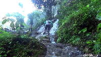 Menjelang libur panjang akhir tahun, Gua Tetes makin dipadati wisatawan. Dari semula hanya puluhan orang dalam sehari, kini pengunjungnya mencapai 400 orang per hari. (Nur Hadi/detikTravel)