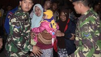 Sebanyak 432 orang pengungsi korban tsunami dari Pulau Sebesi dan Sebuku Lampung Selatan dievakuasi. ANTARA FOTO/Ardiansyah.
