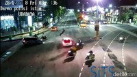 Kanit Laka Polrestabes Surabaya AKP Antara menyampaikan akibat kejadian ini dua pengendara motor terluka/Foto: Istimewa (Dok: CCTV SITS)