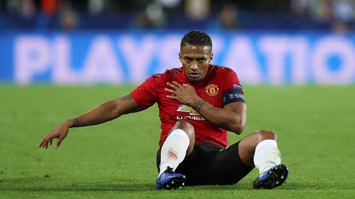 Masa depan Antonio Valencia di Manchester United jadi tanda tanya (Foto: Peter Cziborra/Reuters)